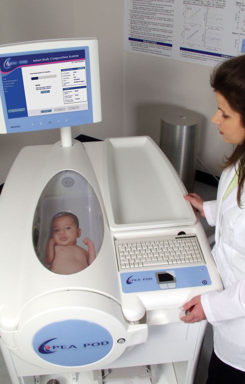 PEA POD - le médecin effectue des mesures corporelles